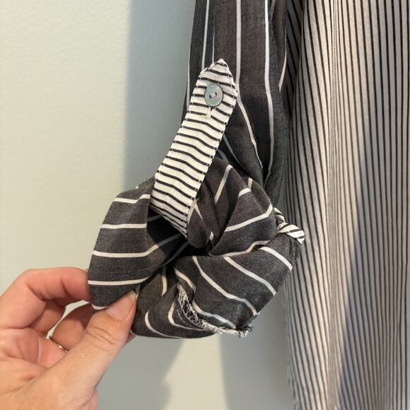 Jane + Delancey Blouse Women Size XL Gray White Stripe Roll Tab Sleeve Top - Picture 5 of 12